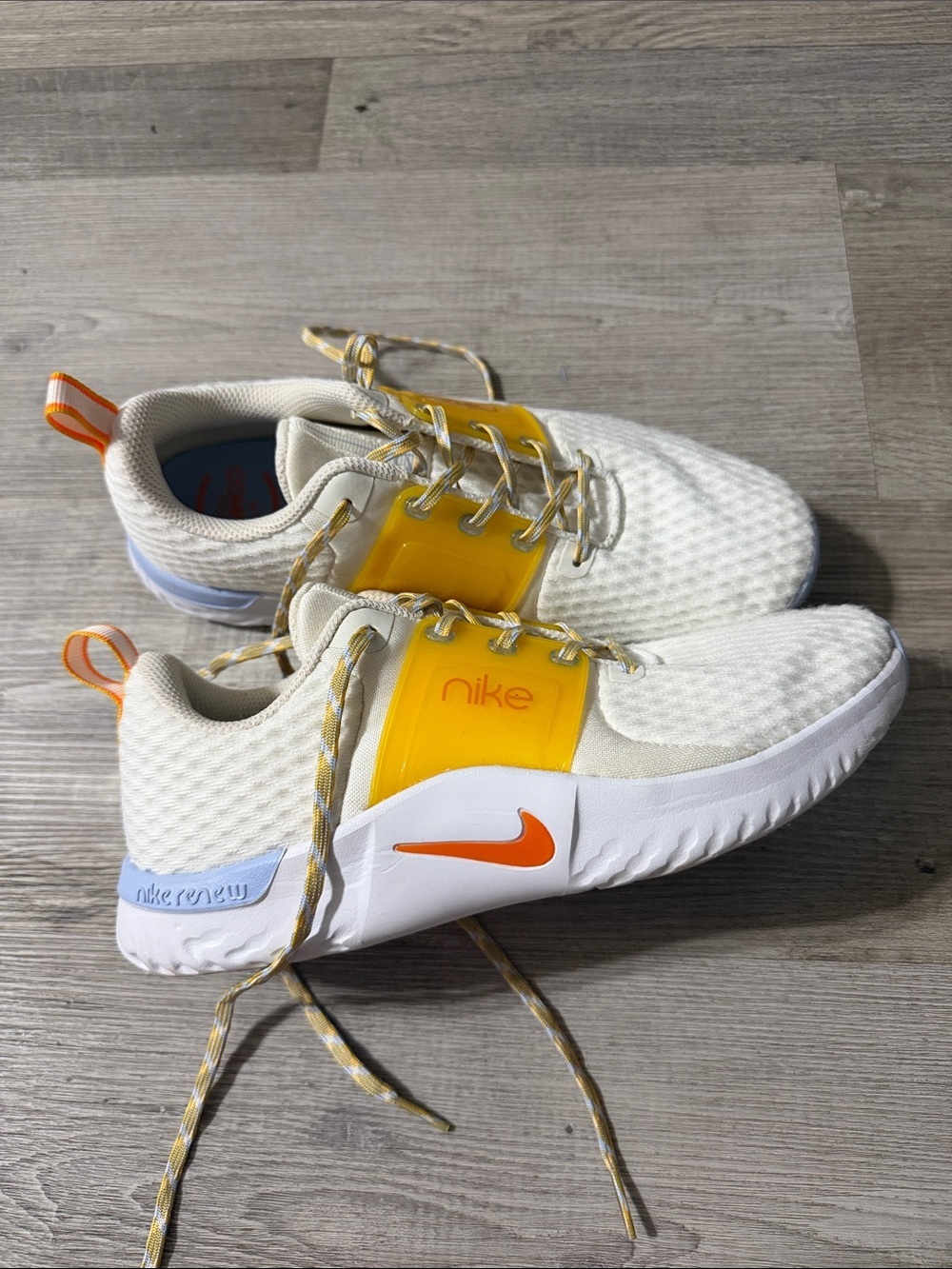Women’s Nike shoes 💛